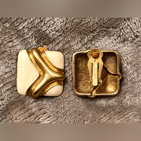 Vintage Victoria Cream & Gold Enamel Clip On Earrings - Picture 3 of 3